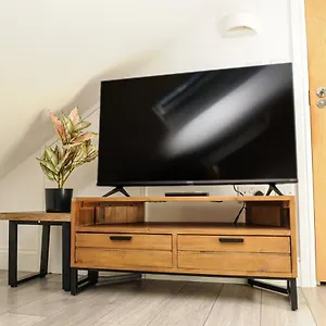 Apartamento Luxury 5 Star - Parking, Garden, Nr Greater Metro Stations, Londres