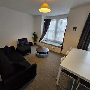 Apartamento Lovely 3 Bedroom Serviced In Leytonstone, Londres